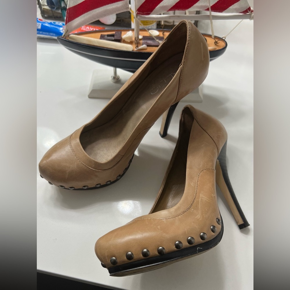 Beautiful Aldo pump shoes.